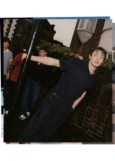 Camisa pólo azul-marinho fina com mangas curtas usada por Sonny Hall