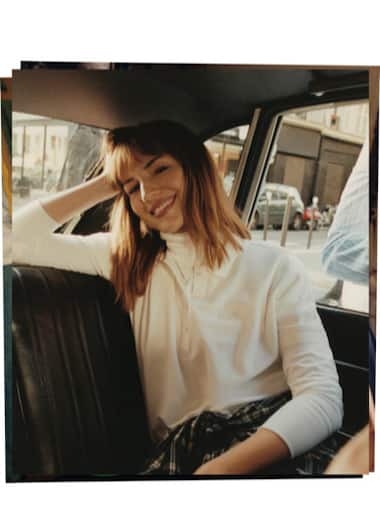 pólo de manga comprida, branco e fino, usado por Louise Bourgoin