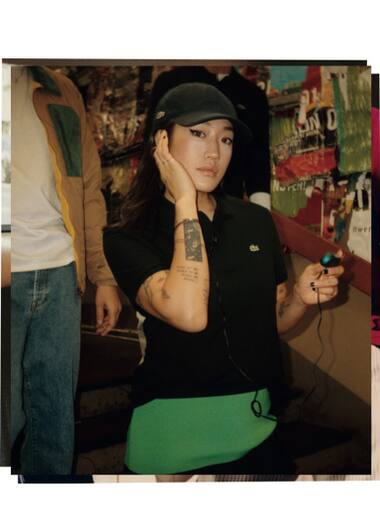 camisa pólo de manga curta preta usada por Peggy Gou