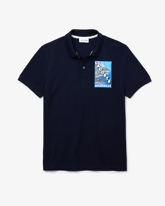 Polo masculina Lacoste Regular Fit em algod&atilde;o com emblema de paisagem
