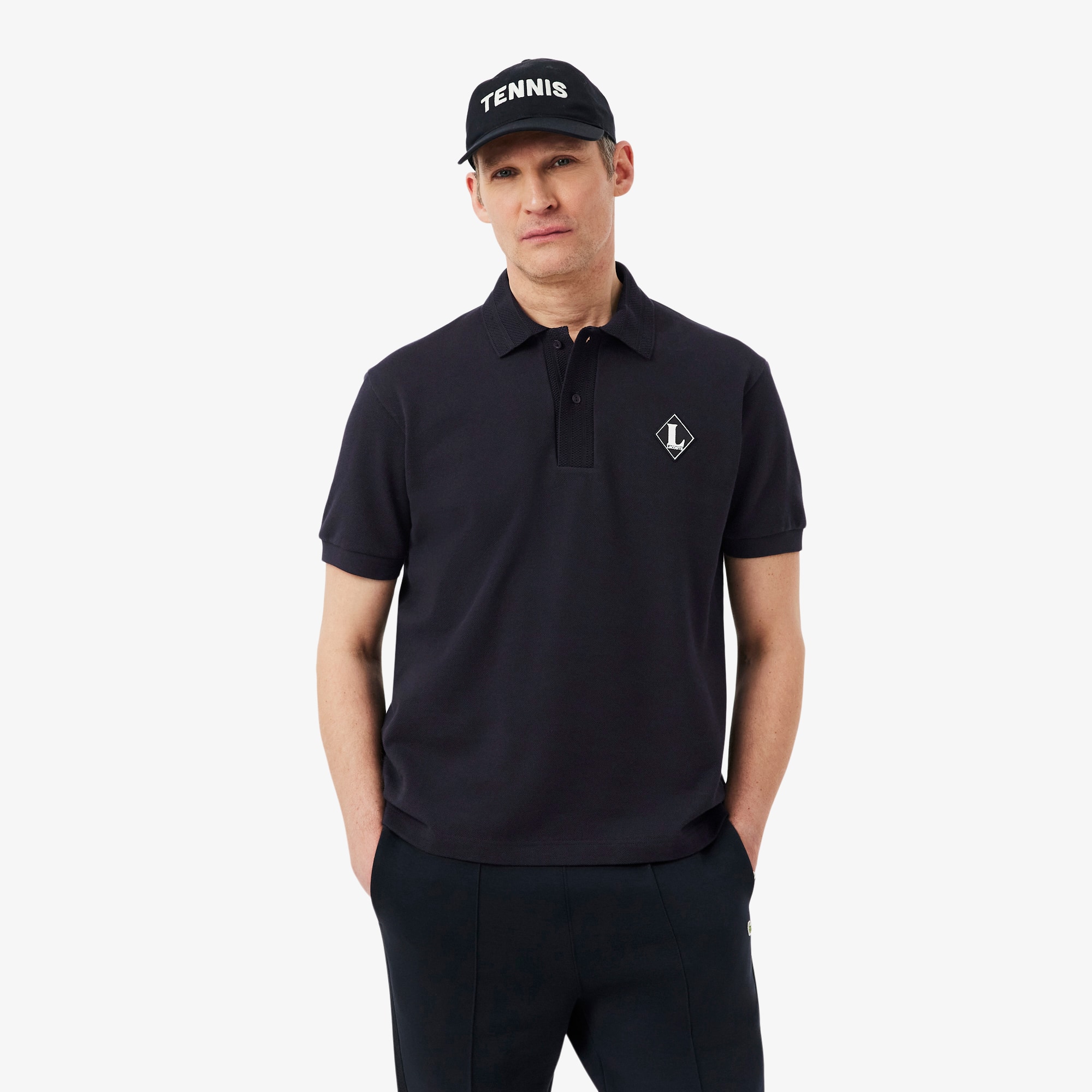 Polo de Modelagem Clássica com Distintivo — Fabricada na França
