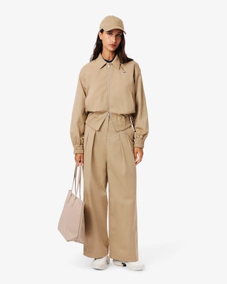 Campera de tela de gabardina el&aacute;stica con cuello doble