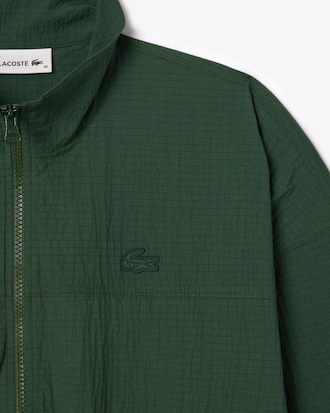 Macac&atilde;o texturizado com cinto e z&iacute;per na gola