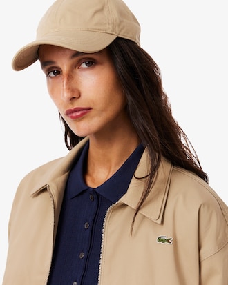 Campera de tela de gabardina el&aacute;stica con cuello doble
