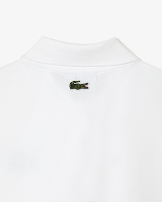 Polo feminina Lacoste x Netflix com estampa de crocodilo