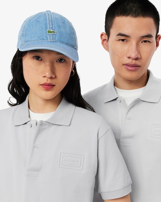 Polo de corte cl&aacute;sico con detalles de marca en relieve