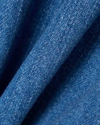 Camisa jeans com detalhe de badge