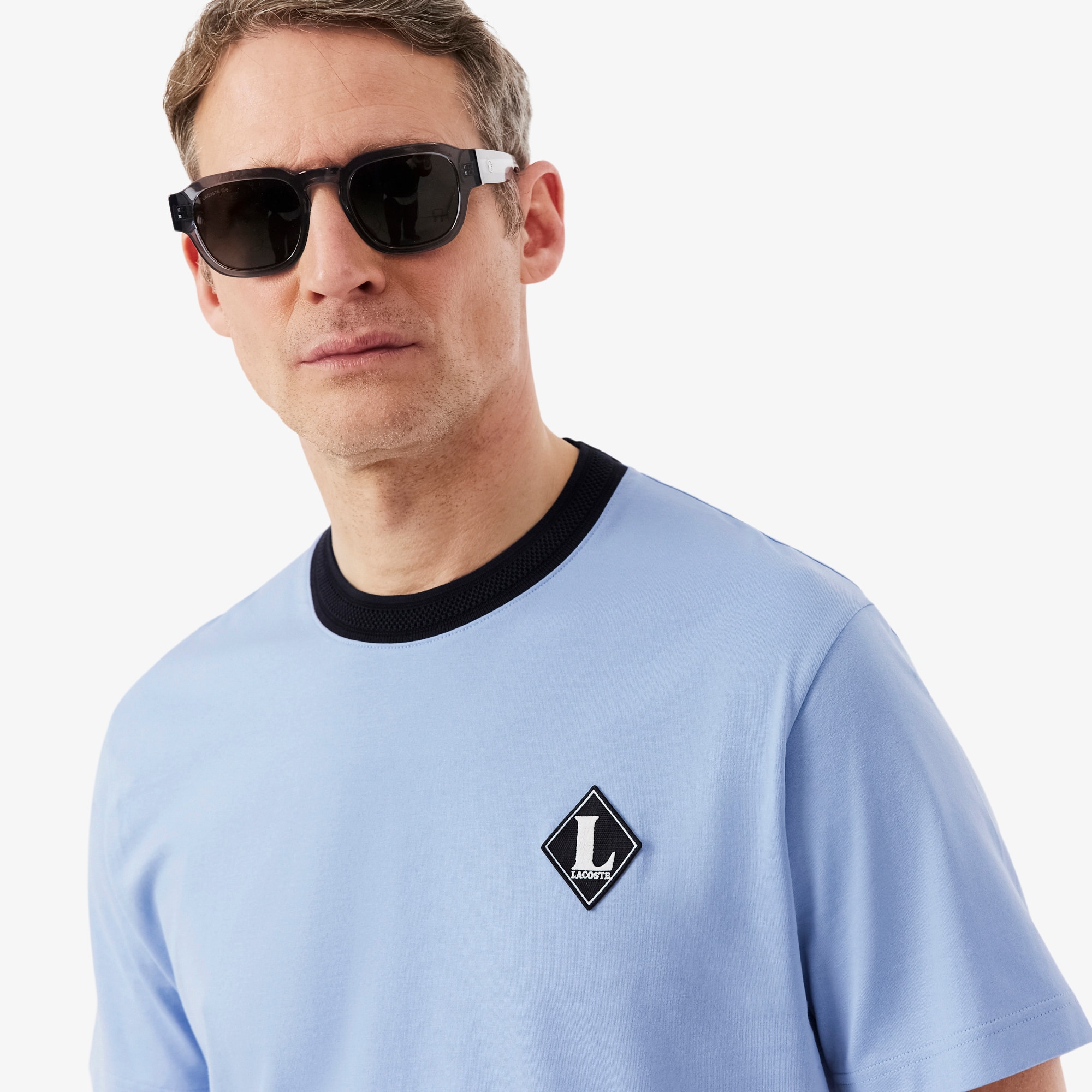 Camiseta Francesa com Detalhe de Distintivo - Camisetas Masculinas