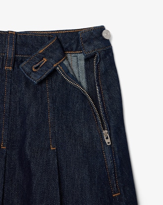 Saia Curta Plissada em Denim