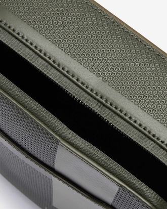 Bolsa masculina Chantaco vertical em piqu&eacute; de couro fosco com detalhe gr&aacute;fico e z&iacute;per