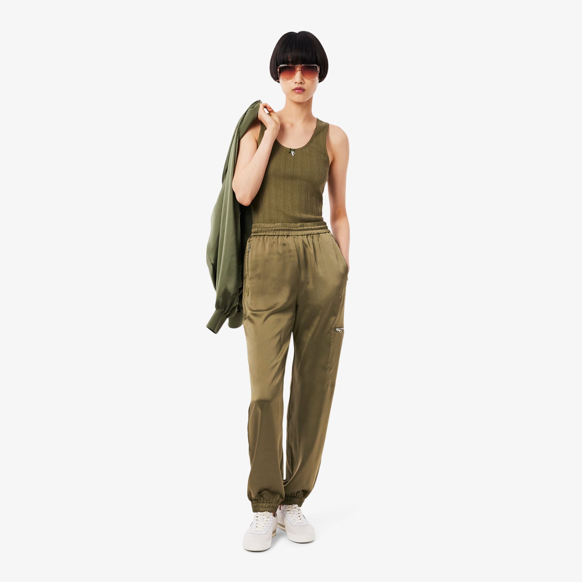 Calça Jogger Feminina Lacoste em Cetim Oversized com Bolsos