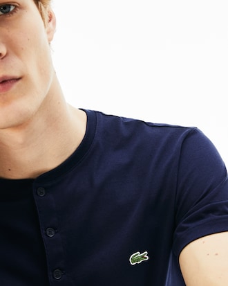 Camiseta masculina em j&eacute;rsei de algod&atilde;o pima com gola Henley