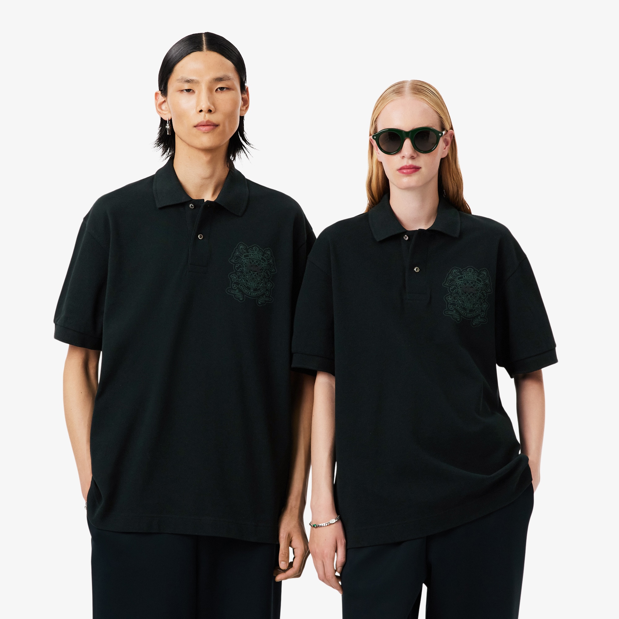 LA MAISON DE LYLLIS POLAR ブラック 黒 Camisa Polo Piqué Shield com Corte Largo - Lacoste - Novidades