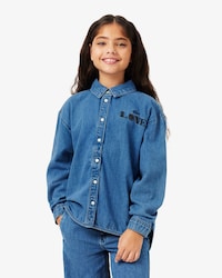 Camisa jeans com detalhe de badge