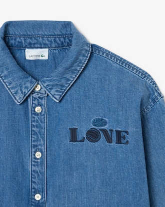 Camisa jeans com detalhe de badge