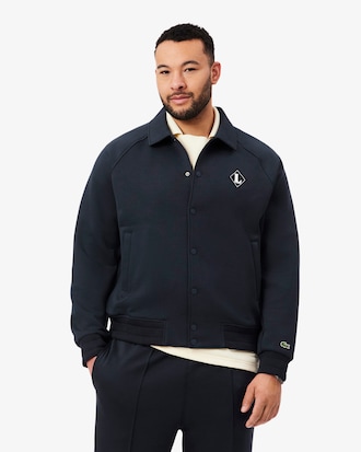 Campera de ch&aacute;ndal con insignia retro de fabricaci&oacute;n francesa