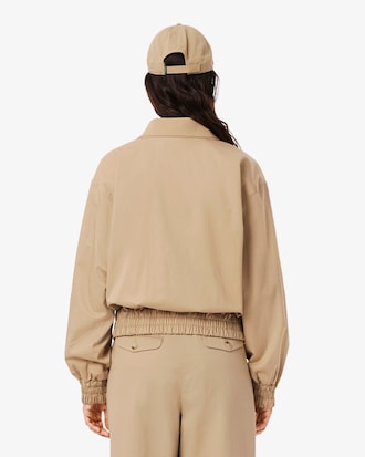 Campera de tela de gabardina el&aacute;stica con cuello doble
