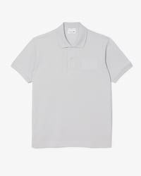 Polo de corte cl&aacute;sico con detalles de marca en relieve