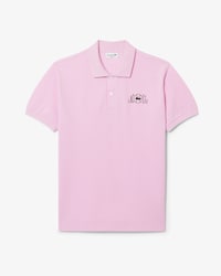 Polo de corte cl&aacute;sico con detalles de marca gr&aacute;ficos