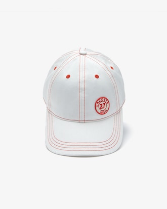 Bon&eacute; feminino em algod&atilde;o com emblema e costura decorativa