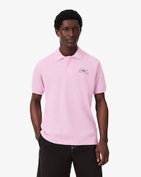 Polo de corte cl&aacute;sico con detalles de marca gr&aacute;ficos