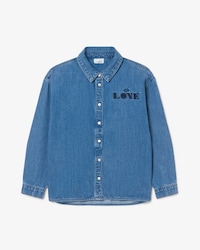 Camisa jeans com detalhe de badge