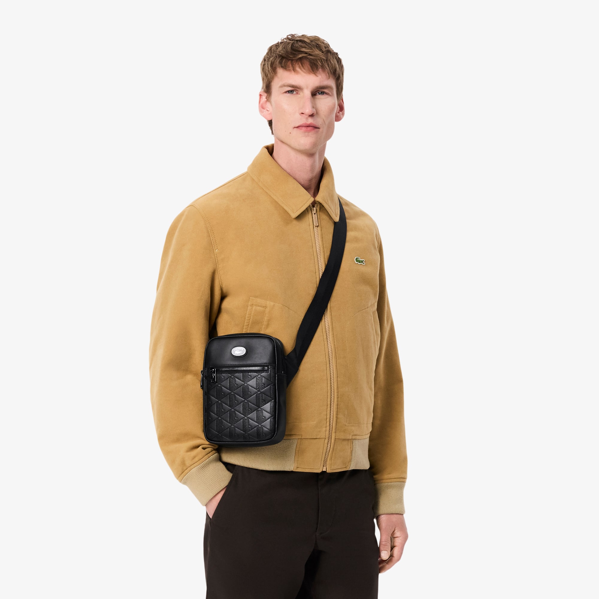 Burberry と lacosteになります。 Mochila de Couro Verical com Monograma Lacoste
