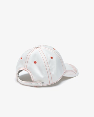 Bon&eacute; feminino em algod&atilde;o com emblema e costura decorativa