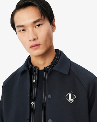 Campera de ch&aacute;ndal con insignia retro de fabricaci&oacute;n francesa