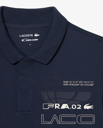Polo unissex Lacoste x Th&eacute;o Curin em petit piqu&eacute;