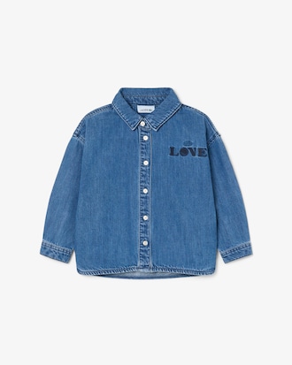 Camisa jeans com detalhe de badge