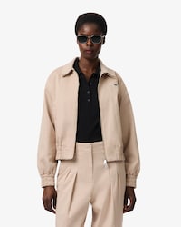 Campera de tela de gabardina el&aacute;stica con cuello doble