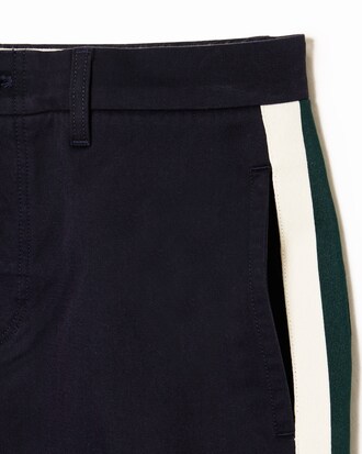 Calça chino com corte reto e listra contrastante