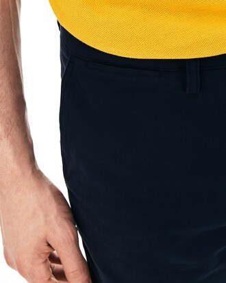 Bermuda masculina Slim Fit em gabardine com stretch