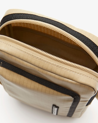 Satchel masculina Lacoste com z&iacute;per e detalhe contrastante