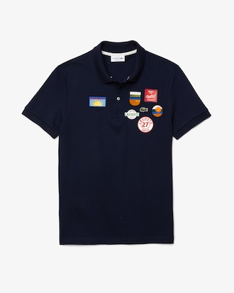 Polo masculina Lacoste Regular Fit em algod&atilde;o com emblemas