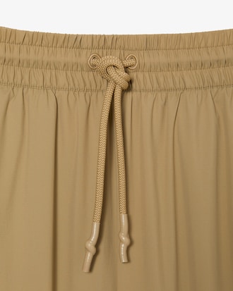 Cal&ccedil;a esportiva feminina Lacoste com efeito perfurado