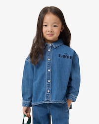 Camisa jeans com detalhe de badge