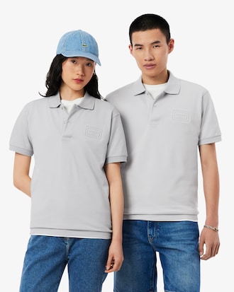 Polo de corte cl&aacute;sico con detalles de marca en relieve