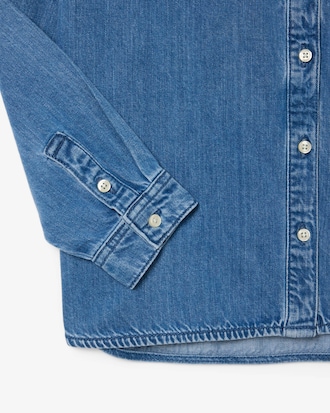 Camisa jeans com detalhe de badge