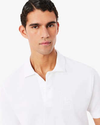Polo de corte cl&aacute;sico de petit piqu&eacute; con detalle bordado