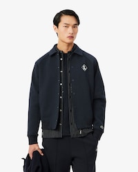 Campera de ch&aacute;ndal con insignia retro de fabricaci&oacute;n francesa