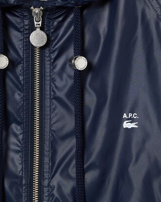Jaqueta unissex Lacoste x A.P.C. em n&aacute;ilon resistente &agrave; &aacute;gua com capuz