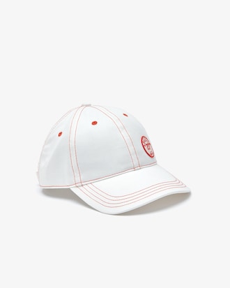 Bon&eacute; feminino em algod&atilde;o com emblema e costura decorativa