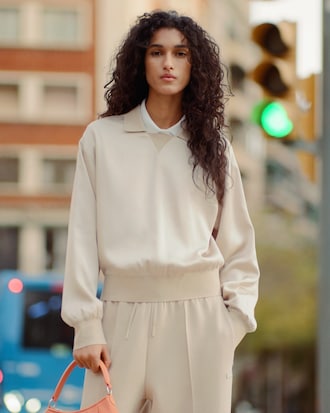 Polo de corte holgado de sat&eacute;n