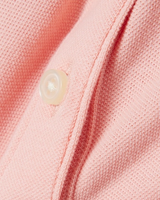 Polo de piqu&eacute; con cuello festoneado
