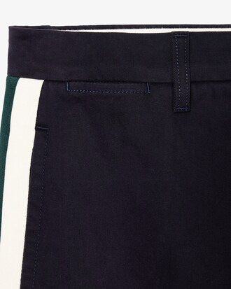 Calça chino com corte reto e listra contrastante