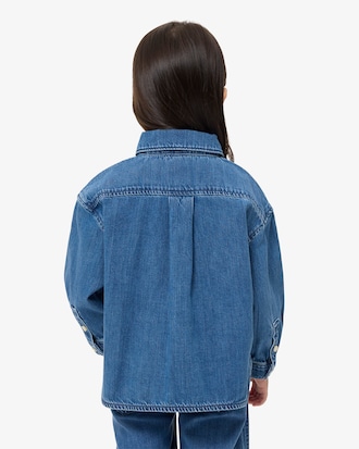 Camisa jeans com detalhe de badge