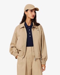 Campera de tela de gabardina el&aacute;stica con cuello doble
