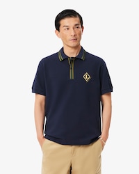 Camisa Polo Cl&aacute;ssica com Detalhe de Emblema Feita na Fran&ccedil;a